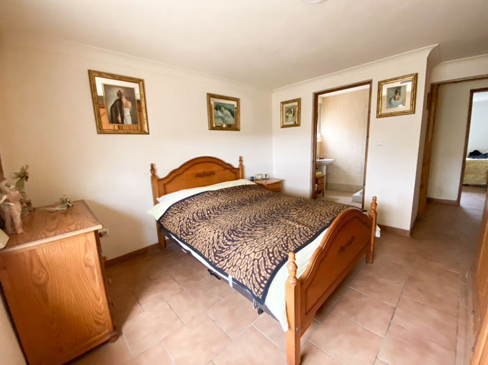Image No.17-3 Bed Property for sale