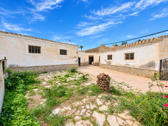 Image No.2-4 Bed Property for sale