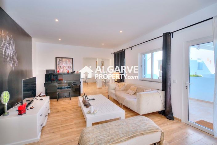 Image No.2-4 Bed Villa for sale