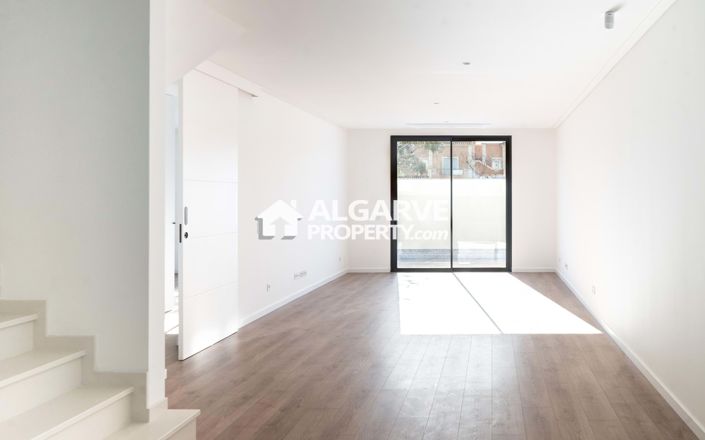 Image No.10-3 Bed Townhouse for sale