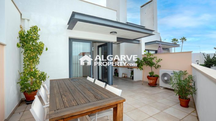 Image No.1-4 Bed Townhouse for sale