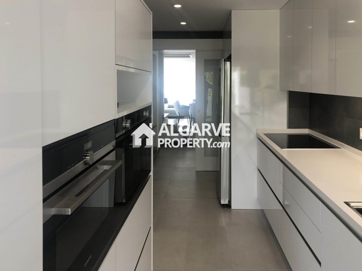 Image No.3-6 Bed Semi-Detached for sale