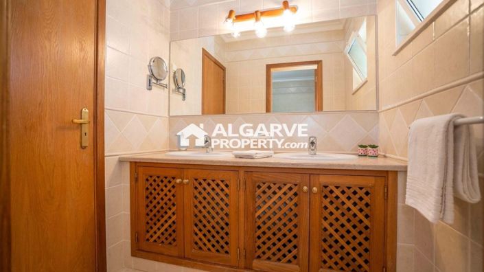 Image No.14-4 Bed Semi-Detached for sale