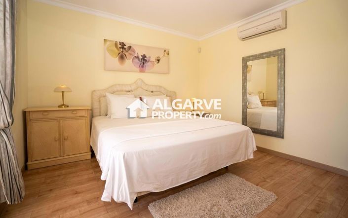 Image No.8-4 Bed Semi-Detached for sale