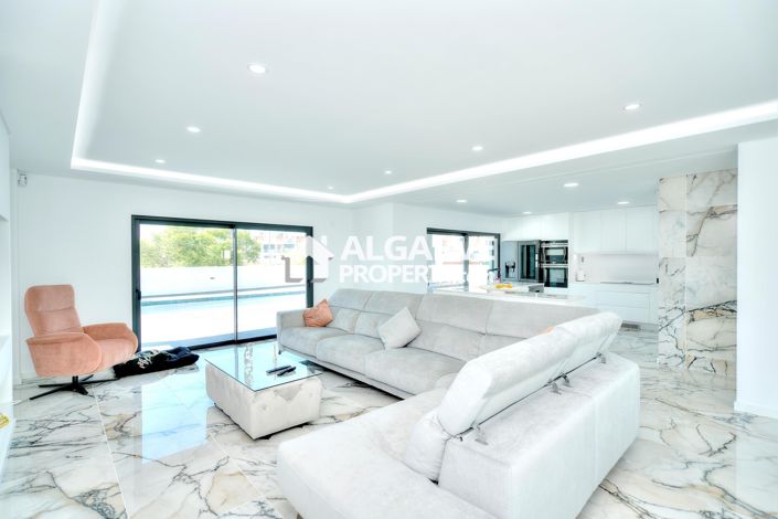 Image No.1-4 Bed Villa for sale