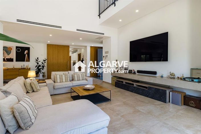 Image No.2-4 Bed Villa for sale