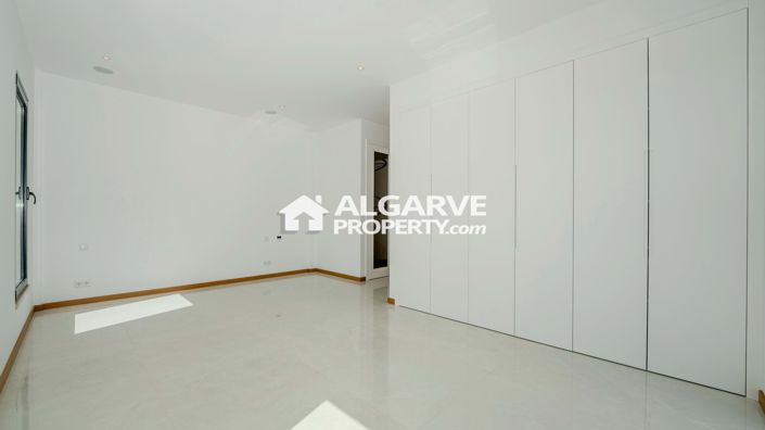 Image No.18-4 Bed Villa for sale