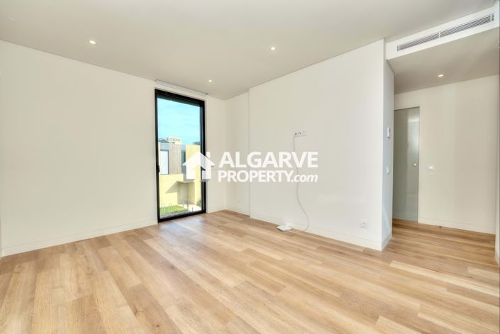 Image No.13-3 Bed Semi-Detached for sale