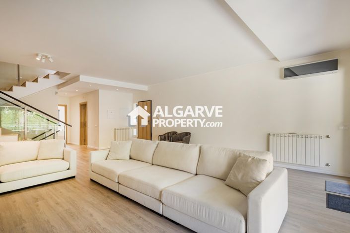 Image No.12-6 Bed Semi-Detached for sale