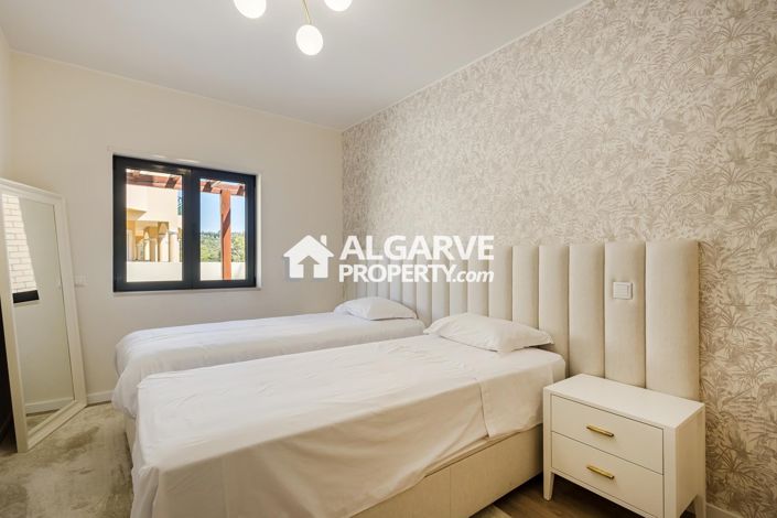 Image No.15-6 Bed Semi-Detached for sale