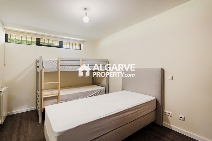 Image No.22-6 Bed Semi-Detached for sale