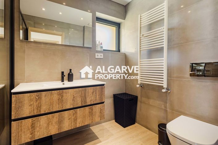 Image No.25-6 Bed Semi-Detached for sale