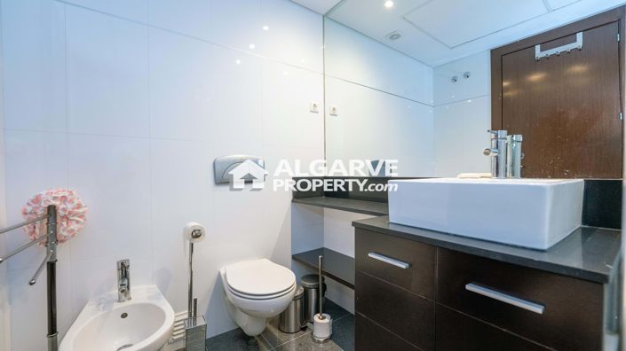 Image No.21-5 Bed Townhouse for sale