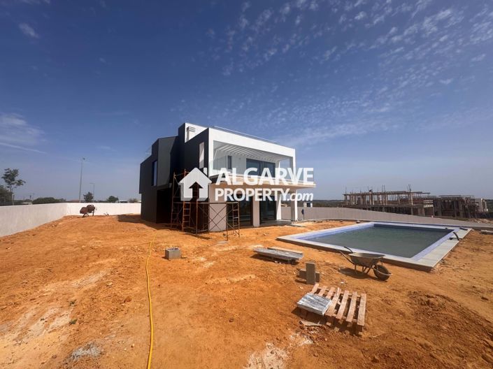 Alcantarilha, Villa