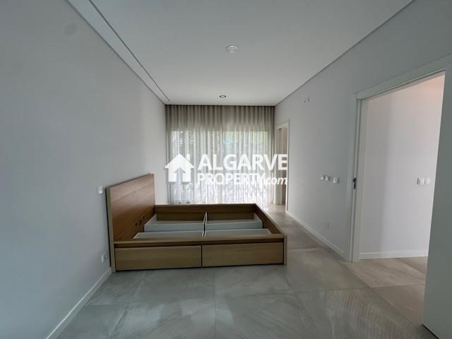 Image No.20-5 Bed Semi-Detached for sale