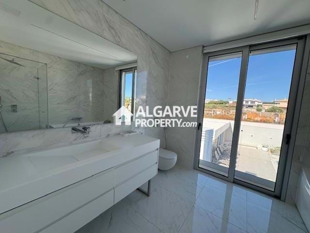 Image No.39-5 Bed Semi-Detached for sale