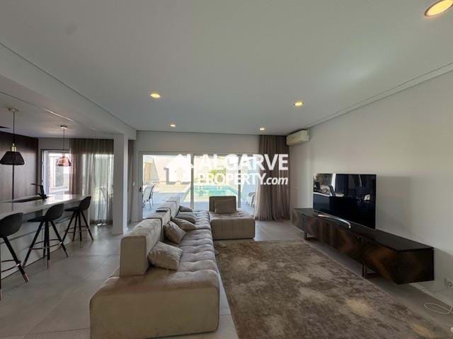 Image No.9-5 Bed Semi-Detached for sale