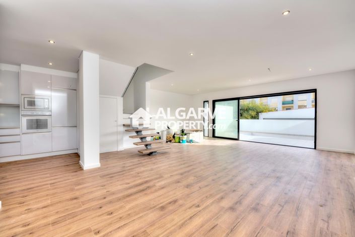 Image No.1-4 Bed Townhouse for sale