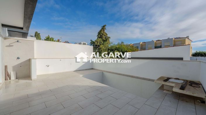 Image No.10-4 Bed Townhouse for sale