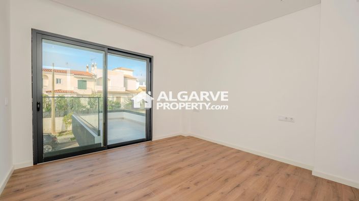 Image No.12-4 Bed Townhouse for sale