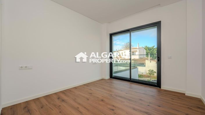 Image No.15-4 Bed Townhouse for sale