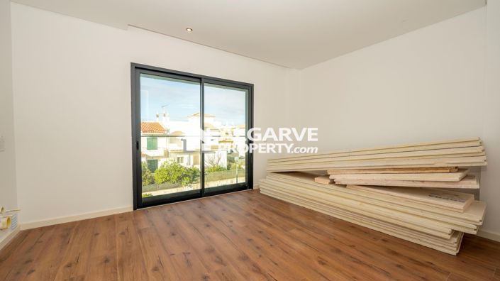 Image No.17-4 Bed Townhouse for sale