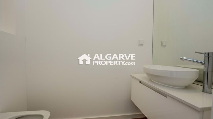 Image No.18-4 Bed Townhouse for sale