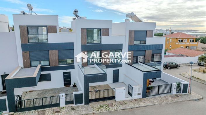 Image No.2-4 Bed Townhouse for sale