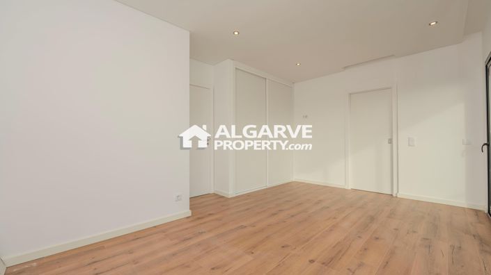 Image No.20-4 Bed Townhouse for sale