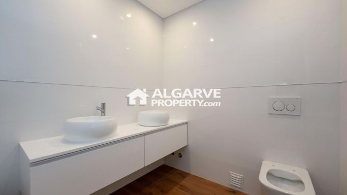 Image No.21-4 Bed Townhouse for sale