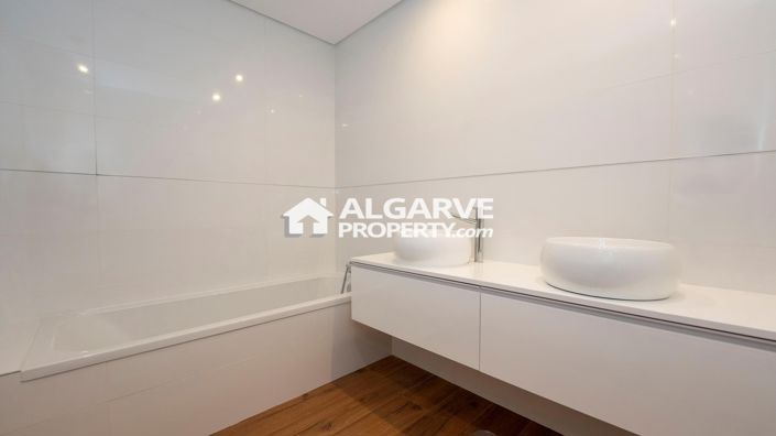 Image No.22-4 Bed Townhouse for sale