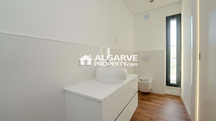 Image No.24-4 Bed Townhouse for sale