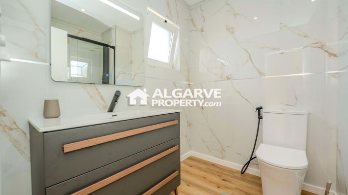 Image No.20-4 Bed Townhouse for sale