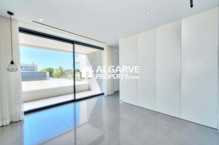 Image No.14-4 Bed Semi-Detached for sale