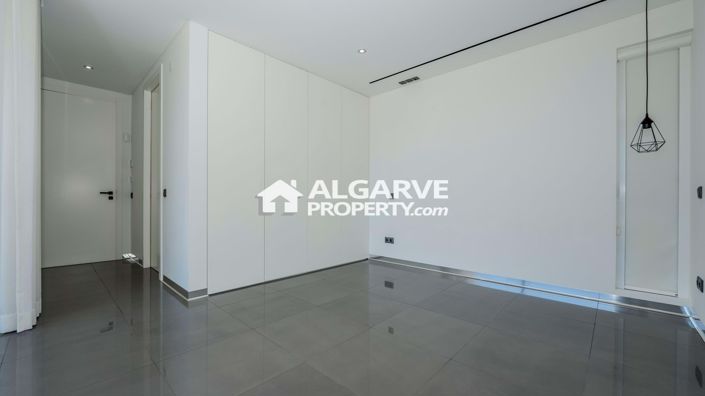 Image No.19-4 Bed Semi-Detached for sale