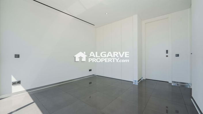 Image No.34-4 Bed Semi-Detached for sale