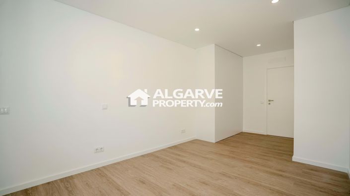 Image No.11-3 Bed Apartment for sale