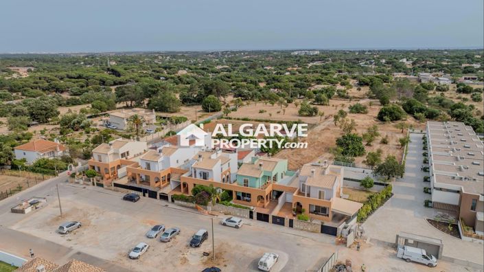 Image No.54-4 Bed Townhouse for sale