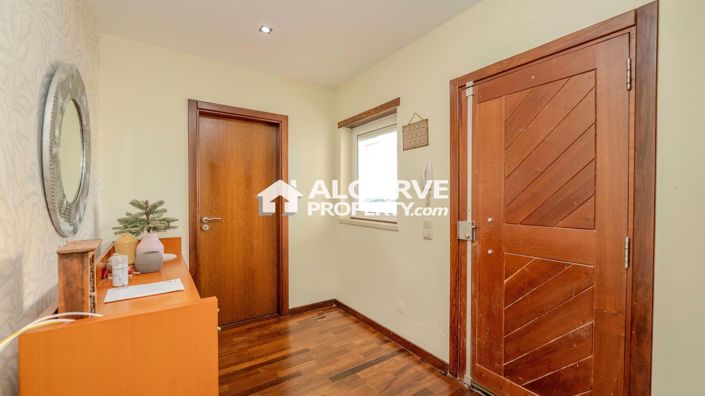 Image No.13-4 Bed Townhouse for sale