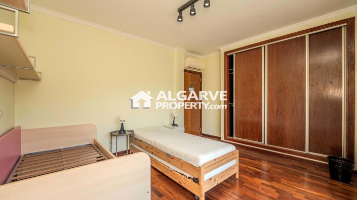 Image No.15-4 Bed Townhouse for sale