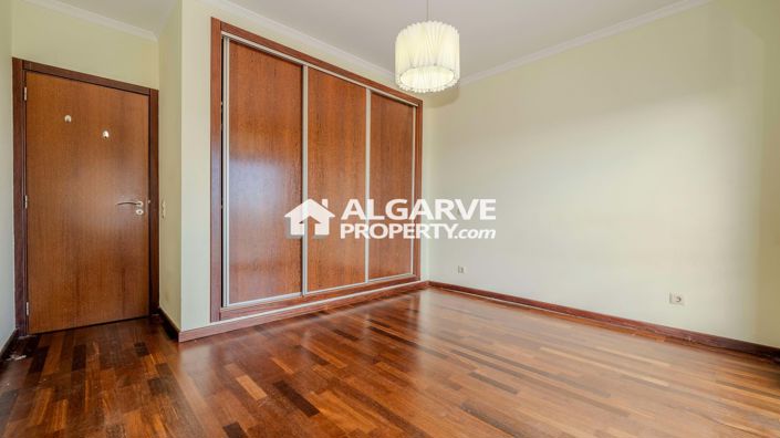 Image No.19-4 Bed Townhouse for sale