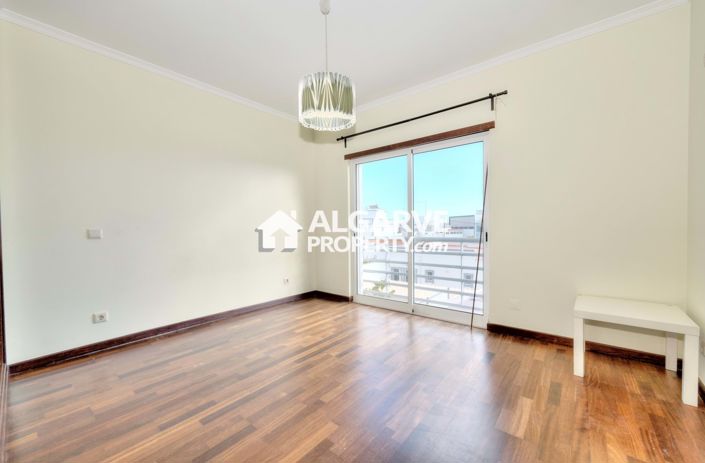 Image No.20-4 Bed Townhouse for sale