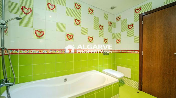 Image No.22-4 Bed Townhouse for sale