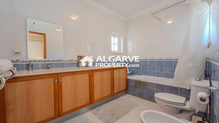 Image No.24-4 Bed Semi-Detached for sale