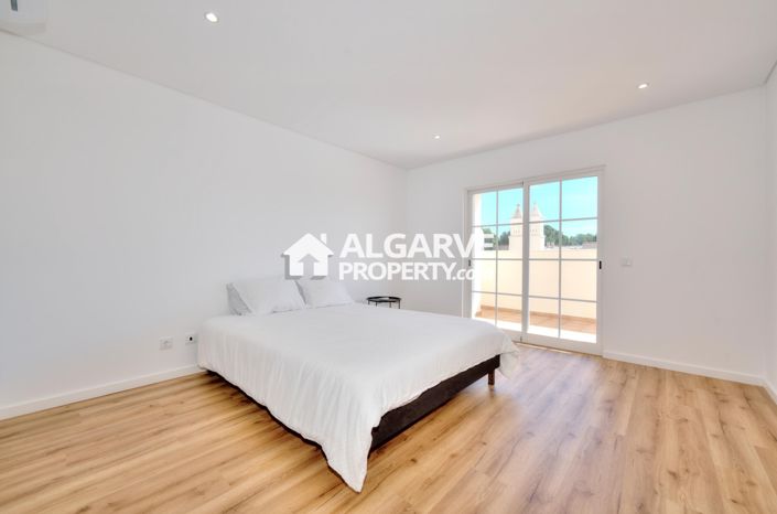 Image No.19-4 Bed Townhouse for sale