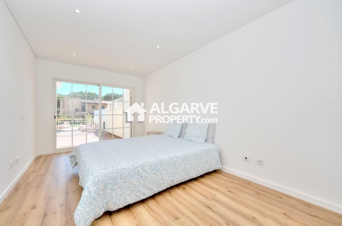 Image No.12-4 Bed Townhouse for sale