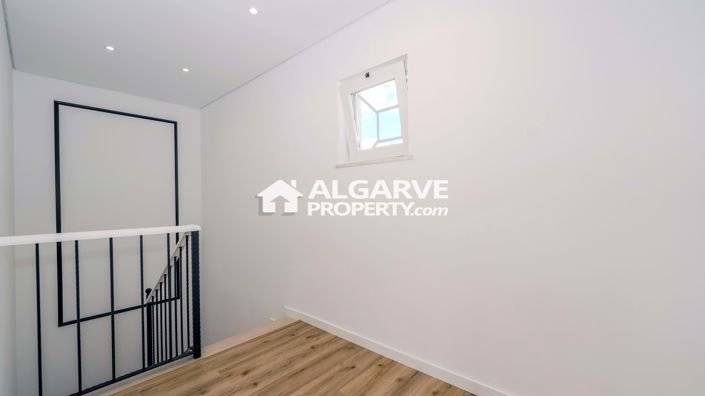 Image No.14-4 Bed Townhouse for sale