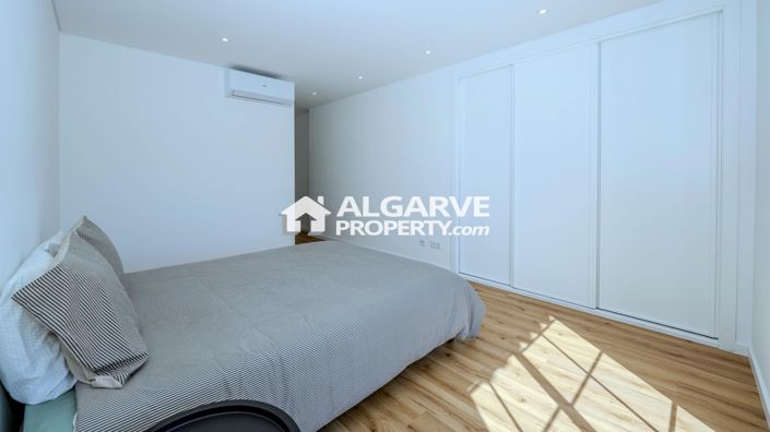 Image No.15-4 Bed Townhouse for sale