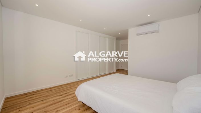 Image No.18-4 Bed Townhouse for sale