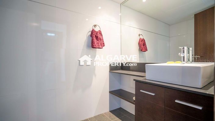 Image No.22-5 Bed Semi-Detached for sale